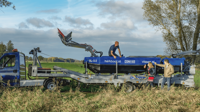 Foto van de harkboot op trailer voor vervoer.